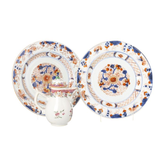 Porcelana oriental - Dois pratos e leiteira
