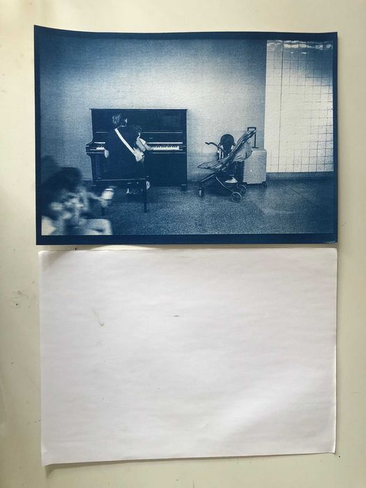 Cianotipia A4 - "Senhora e criança a tocar piano".