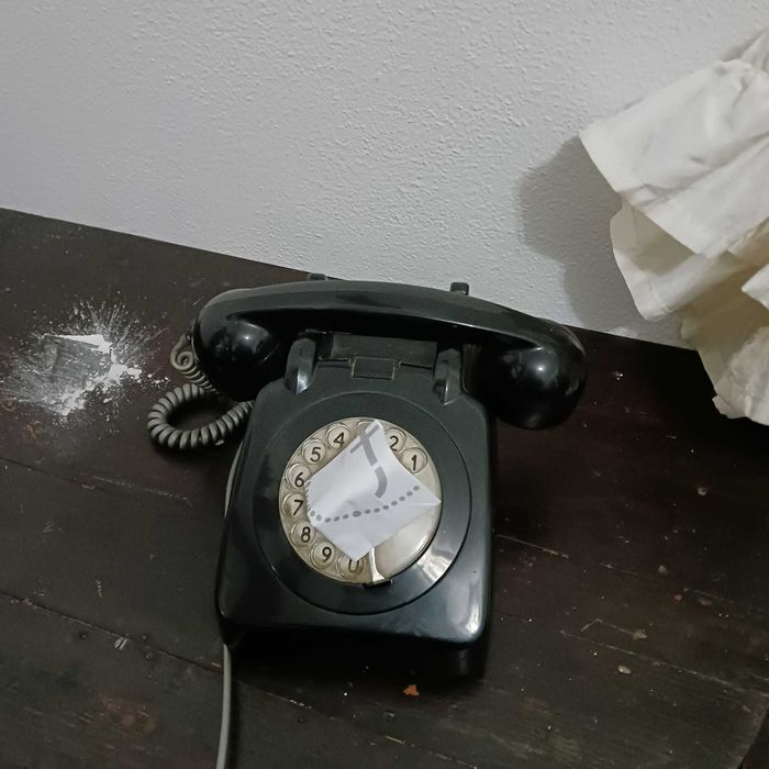 Telefone antigo preto