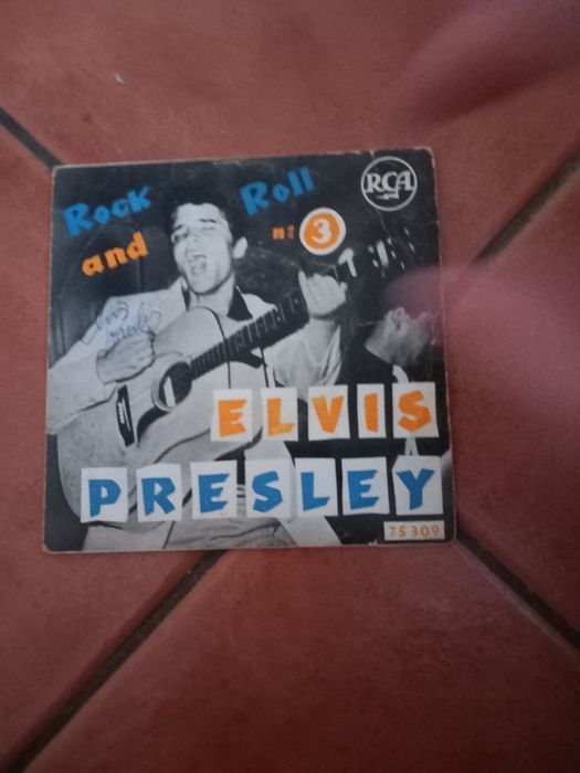 Disco vinil assinado por Elvis Presley.
