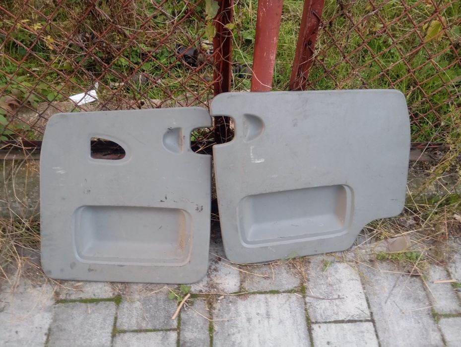 Boczki plastiki drzwi tył tylne Vivaro A Trafic II 2 Komplet