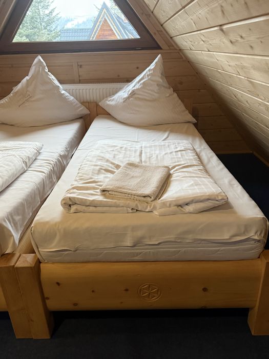 Sprzedam cztery lozka goralskie solidne z materacami