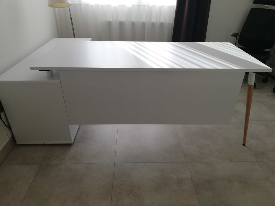 Biurko z pomocnikiem