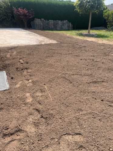 Czarnoziem Humus Ziemia Do podniesienia terenu ogrodu  trawnik Dostawa