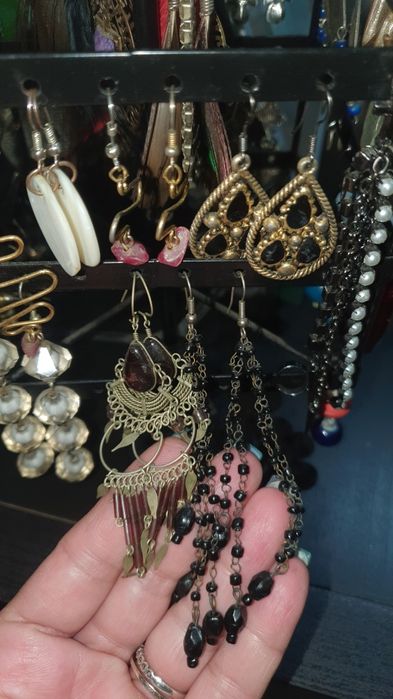 Vendo expositor em ferro com mais de 35 pares de brincos