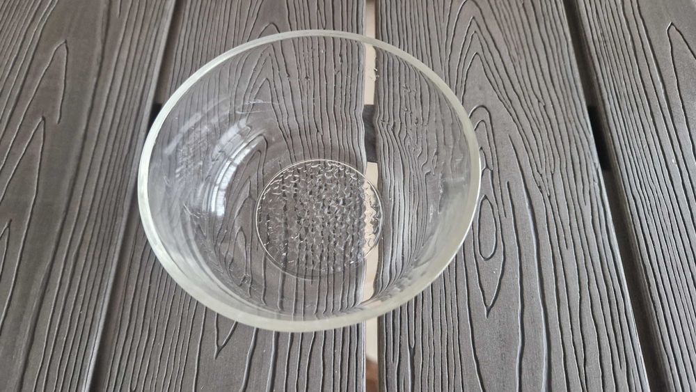 Taça pequena de vidro transparente