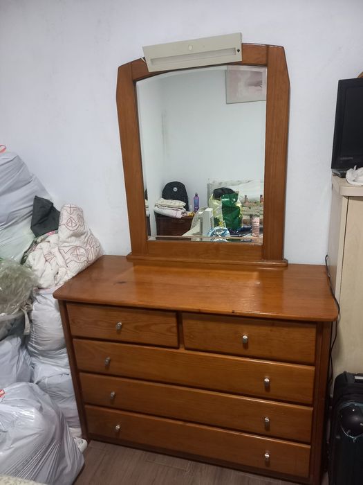 Cómoda e criado de cabeceira em bom estado