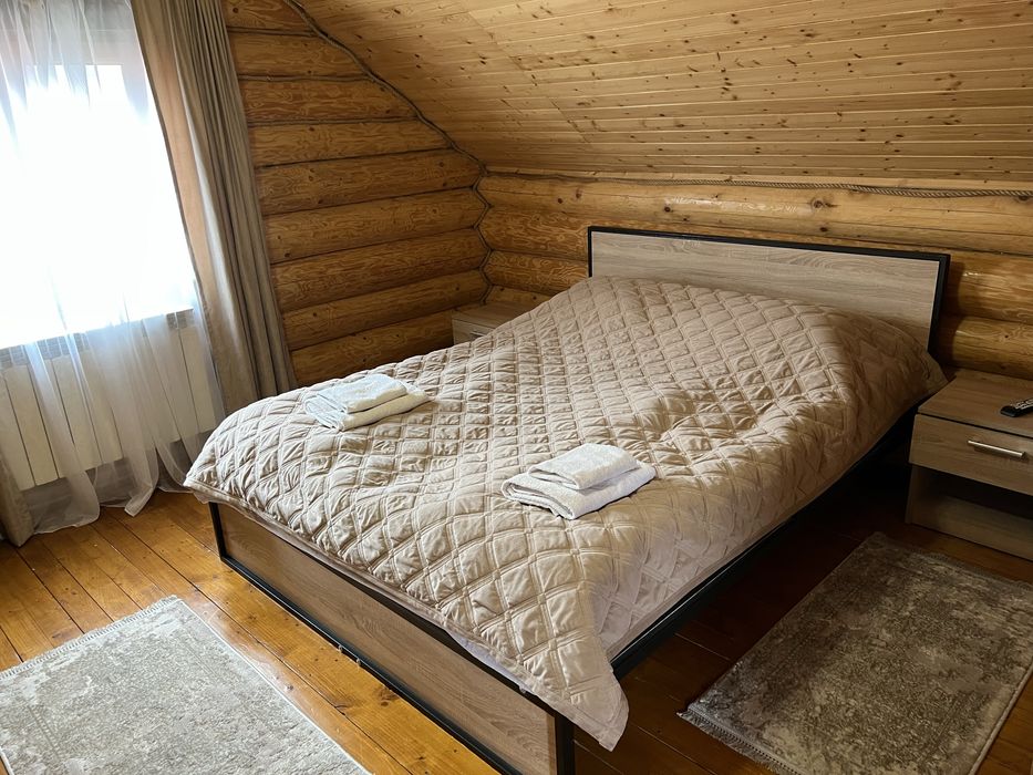 Здають деревʼяні двоповерхові будинки з кухнею