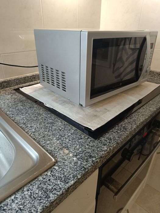Microondas usado a funcionar