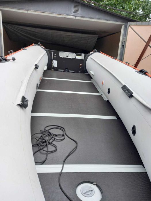 продам надувную лодку килевую