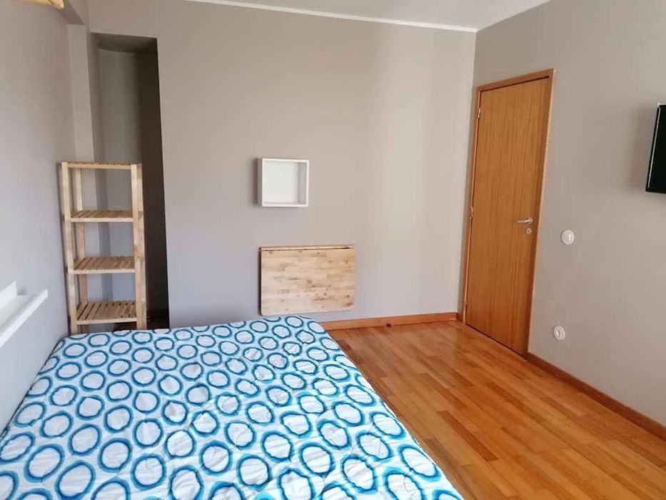 Alugo quarto, espaçoso a estudante