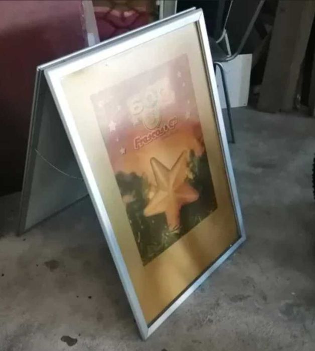 Balança , mesa de ferro antiga, serrote talho e painel publicitário