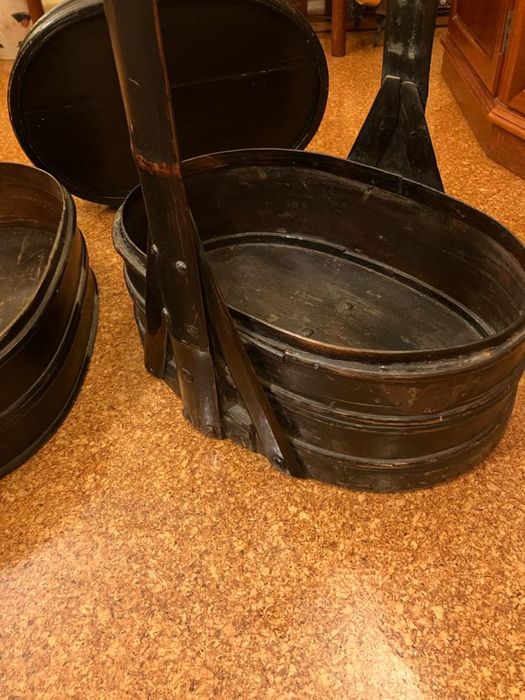 Cesto de madeira com dois andares