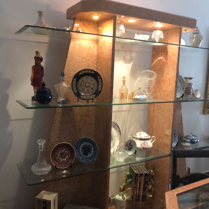 Mesa e móvel de vidro e pedra de cor beje e salmão mais 6 cadeiras