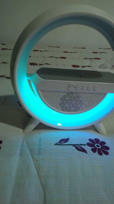Coluna led com carregamento wireless BT2301, bom estado.