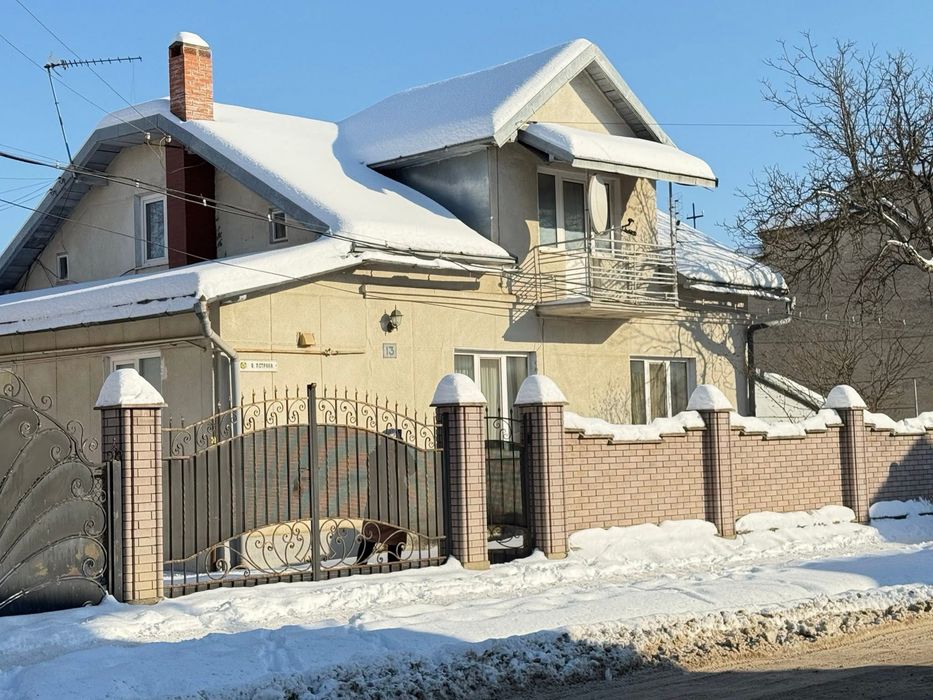 Продається будинок в місті з ремонтом і меблями