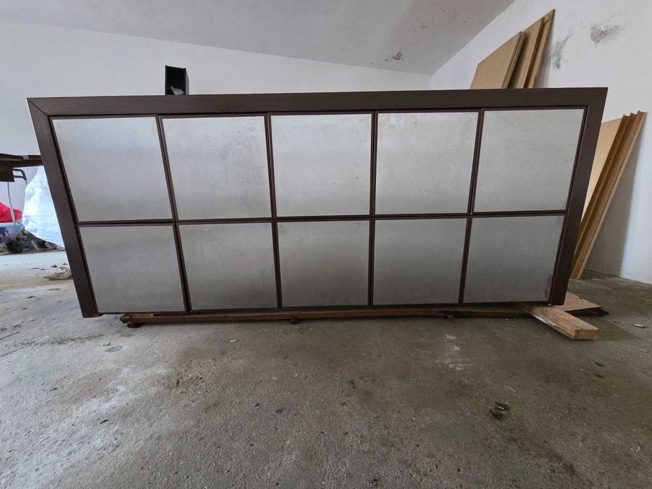 Aparador maciço com portas em inox