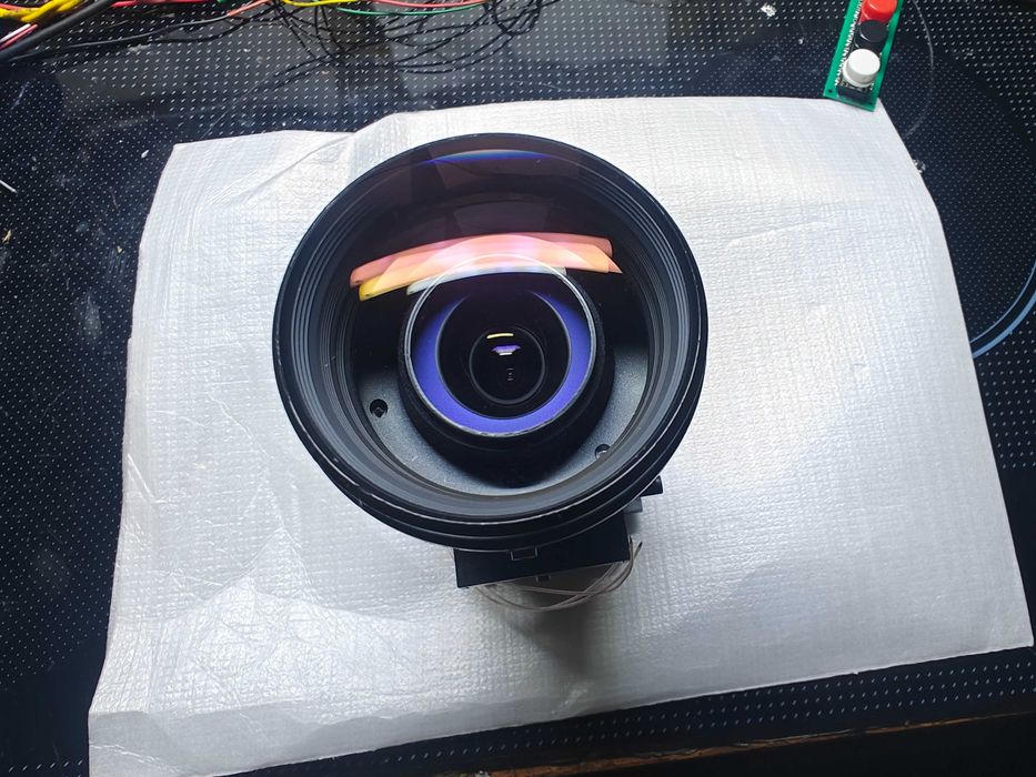 моторизований об'єктив великий