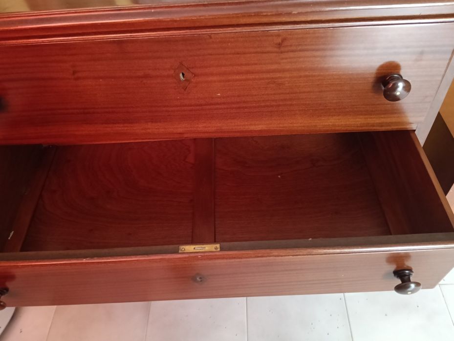 Cómoda em Mogno em bom estado