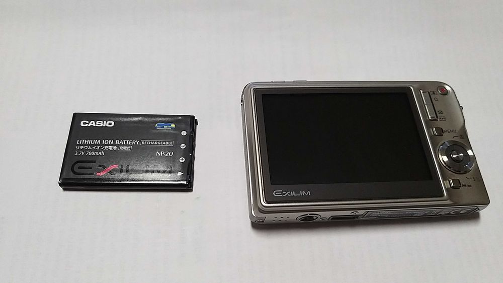 máquina fotográfica Casio Exilim EX-S880