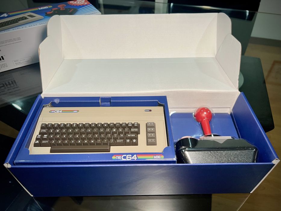 The C64 Mini - Aberto apenas para testes e exibição.