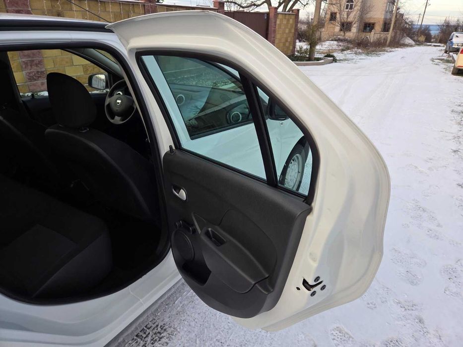 В ідеальному стані Dacia Logan 2015. Не битий, не фарбований