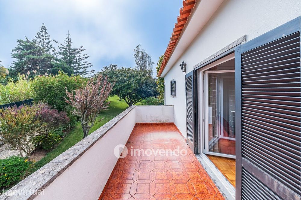 Quinta isolada T3+1 com áreas amplas e terreno de 2022m², em Colares