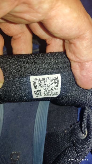 Продам. Кроссовки Adidas Tracerocker орегінали.