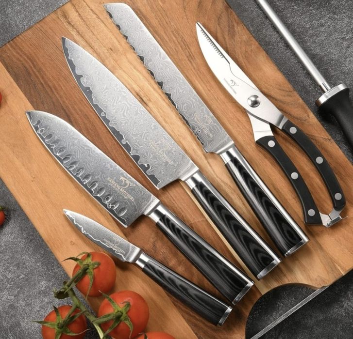 Zestaw noży kuchennych ze stali damasceńskiej marki Nanfang Brothers. Noże charakteryzują się wysoką jakością wykonania i trwałością. Idealnie nadają
