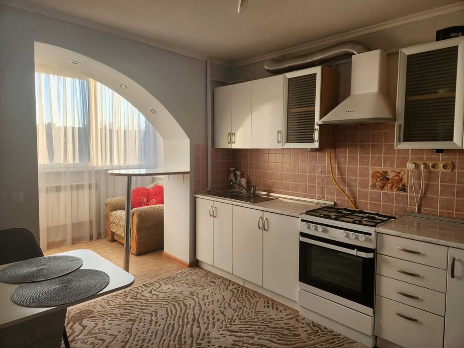 Простора однокімнатна квартира з євроремонтом, меблями та технікою