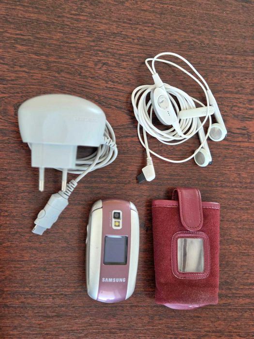 Мобільний телефон Samsung SGH-E530 на запчастини + зарядний +навушники