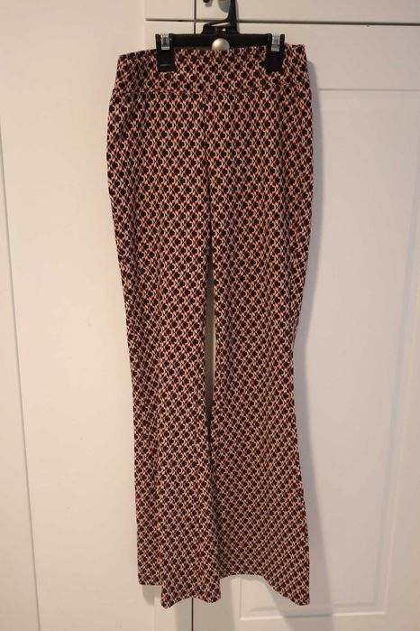 Wzorzyste spodnie marki Sinsay