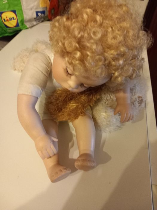 Boneca pequena de porcelana