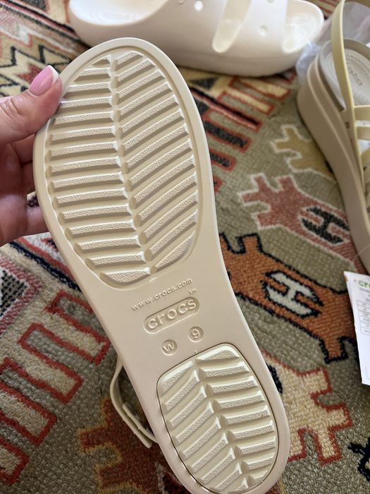 Сандалі Crocs Brooklyn Strappy Low Wedge жіночі на платформі w9