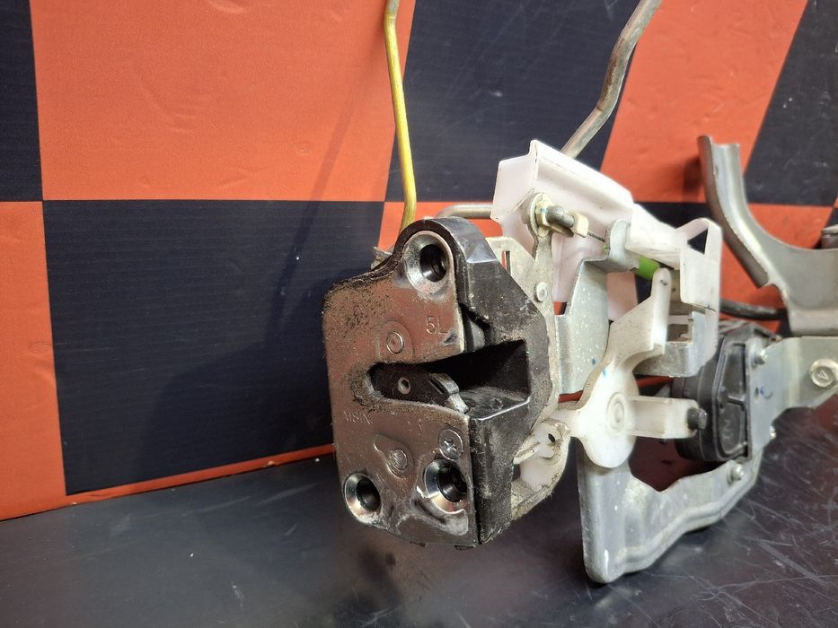 Fechadura / fecho porta frente esquerdo MITSUBISHI TRUCKS Canter
