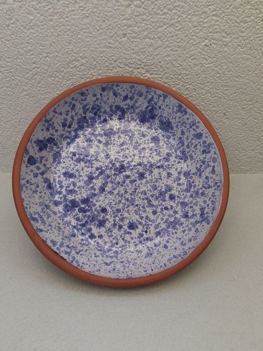 Prato de barro, interior pintado e vidrado, 24cm