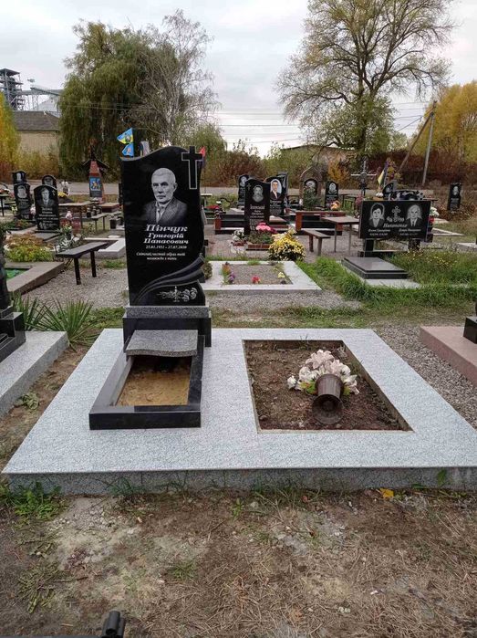 Гранитные памятники из гранита на могилу, кладбище Остер и рядом