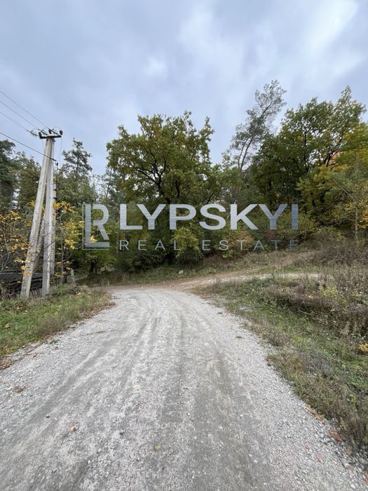 Ділянка в гарній локації біля лісу