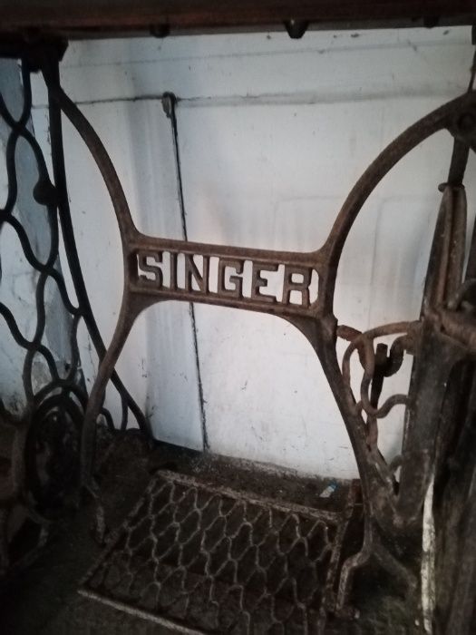 Продам срочно  швейную ножную машинку Singer