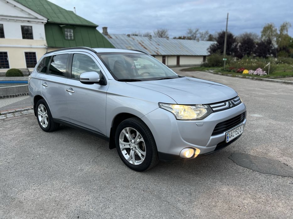 Продаю офіційний Mitsubishi outlander 2013 року. Повний привід. Максимальна комплектація Rockford: шкіряний салон; сенсорна магнітола; люк; електро ляда; датчики світла та дощу; електросидіння; преміальна акустика; підігрів сидінь; двохзонний клімат контроль; круїз контроль та багато іншого. Кузов в хорошому стані. По салону також все добре. Технічно без зауважень, щойно після ТО. Нещодавно встановлено якісне ГБО. Набирайте, обовʼязково домовимось!