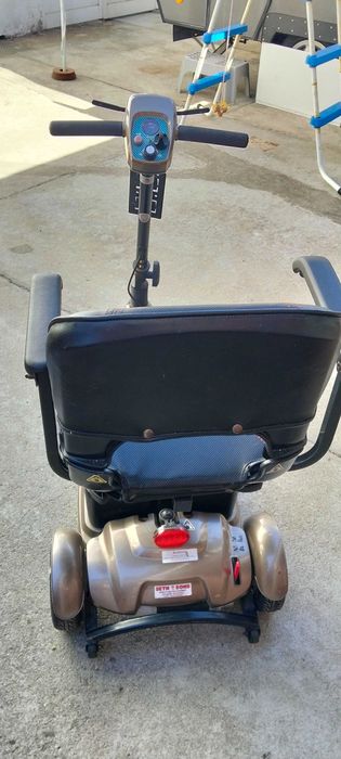"scooter" para pessoas idosas ou com dificuldade de locomoção, a motor