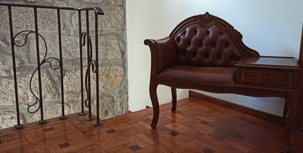 Móvel madeira e pele