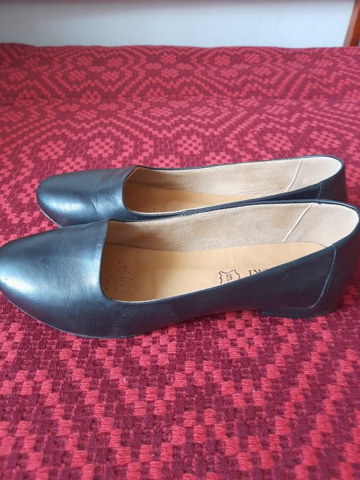 Pantofle skórkowe typu balerinki.