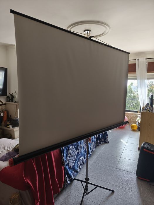 Projection Screen with Tripod64752247565058120