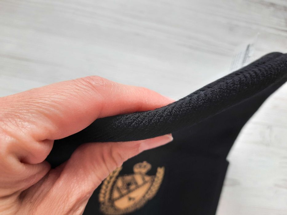 Теплая черная шапка Victoria's secret оригинал с подворотом с гербом