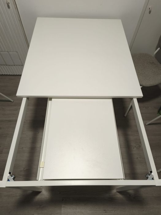 Conjunto de mesa de jantar e 4 cadeiras