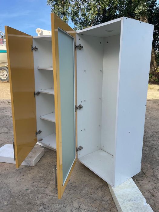 Armários de cozinha / multiusos em bom estado
2 Armários de cozinha /