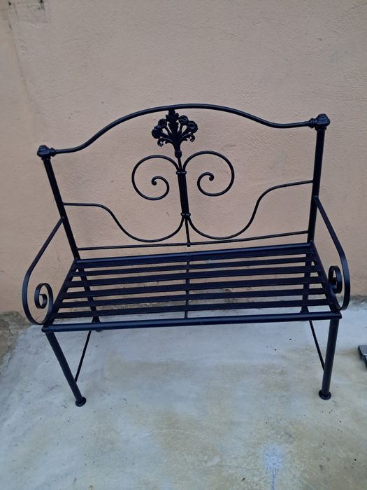 Bancos em ferro forjado para jardim.
