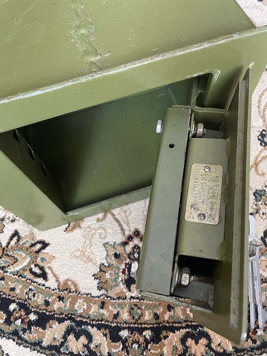 Сейф Гарант встраиваемый в стену.