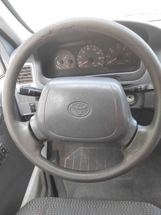 Toyota Hiace 2.5 - 6 lugares